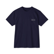 T-shirt da uomo scura con taschino