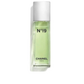 Chanel N° 19 Eau de Toilette donna, fragranza floreale e legnosa con note verdi, fiori bianchi e un carattere raffinato.