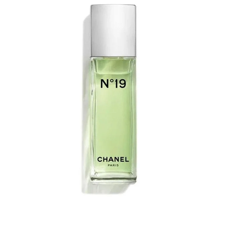 Chanel N° 19 Eau de Toilette donna, fragranza floreale e legnosa con note verdi, fiori bianchi e un carattere raffinato.
