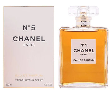 Chanel N° 5 Eau de Parfum donna, fragranza floreale e aldeidica iconica con vaniglia, patchouli e muschio, simbolo di eleganza.